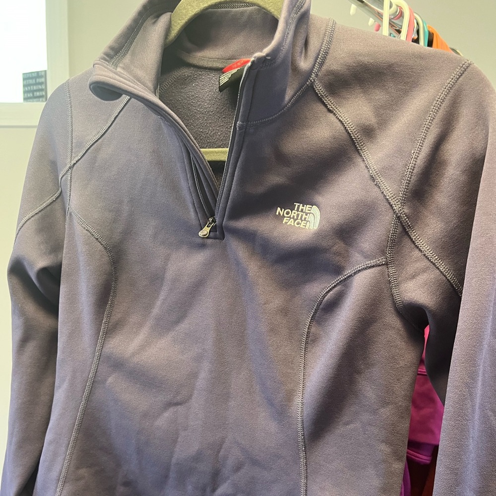 North face pullover size small